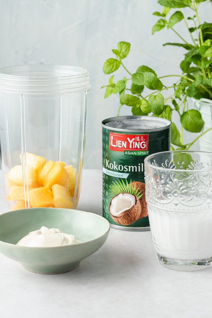 Zutaten f&uuml;r den Pina Colada Smoothie mit Ananas und Mango