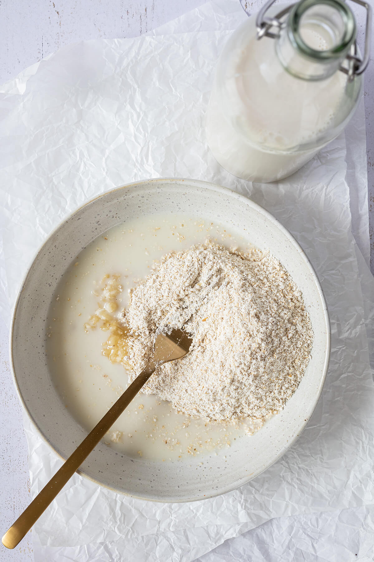 Baked Oats Zubereitung: Alle Zutaten werden in einer flachen Sch&uuml;ssel verr&uuml;hrt