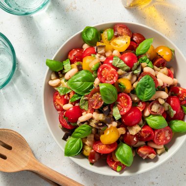 gro&szlig;e Portion des Bruschetta Salat der perfekt als Salat zum Grillen passt oder ein leckere, leichtes Hauptgericht ist