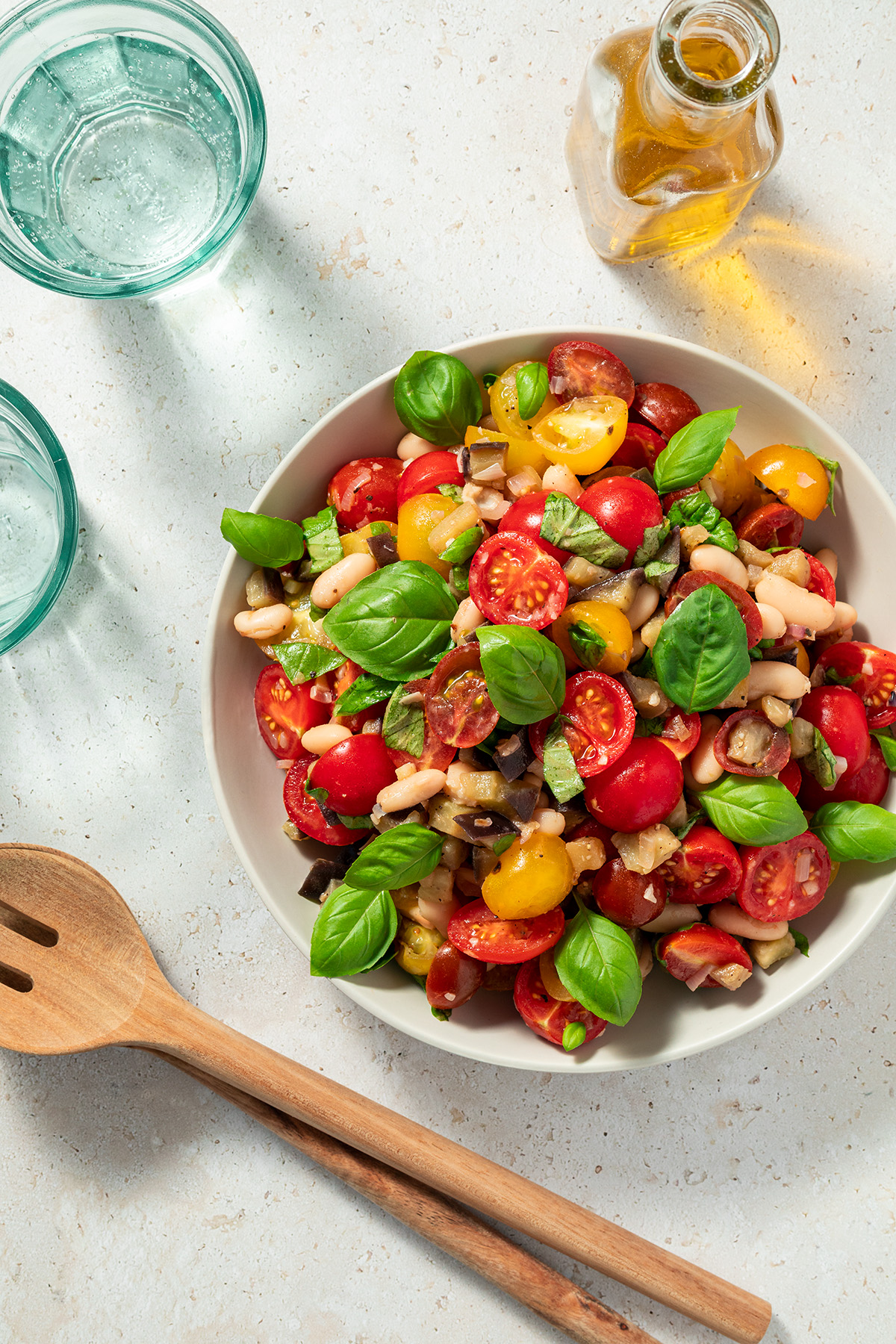gro&szlig;e Portion des Bruschetta Salat der perfekt als Salat zum Grillen passt oder ein leckere, leichtes Hauptgericht ist