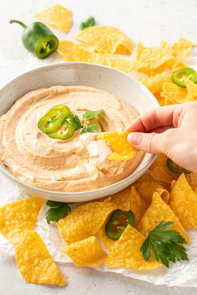 cremige Cashew Sauce mit Nachos serviert