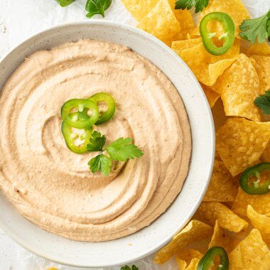 cremige Cashew Sauce mit Nachos serviert