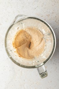 Cashew Sauce wird in einem Standmixer zubereitet