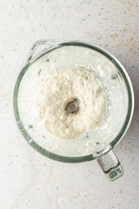 Cashews und Sojajoghurt werden in einem Standmixer zerkleinert