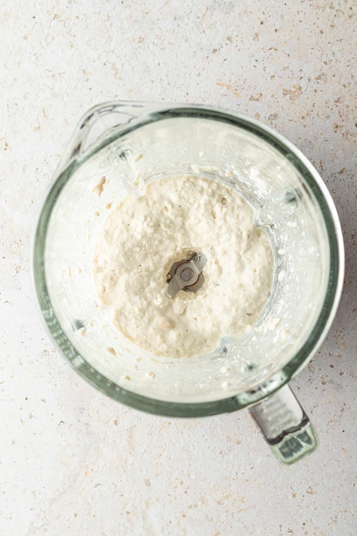 Cashews und Sojajoghurt werden in einem Standmixer zerkleinert