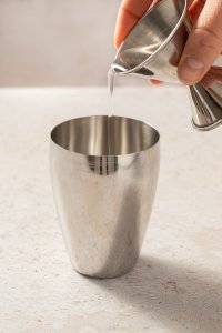 Tequila wird in einen Cocktail Shaker gesch&uuml;ttet
