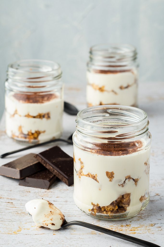 drei Portionen der Fitness Tiramisu im Glas auf einem weißen Holztisch