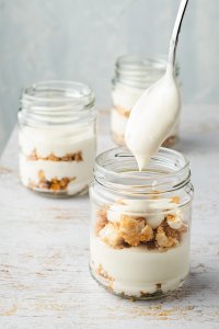 Die Creme wird auf die Reiswaffelschicht mit einem kleinen Löffel eingefüllt