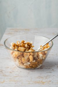 zerkrümelte Reiswaffeln werden in einer Schüssel mit Espresso vermischt