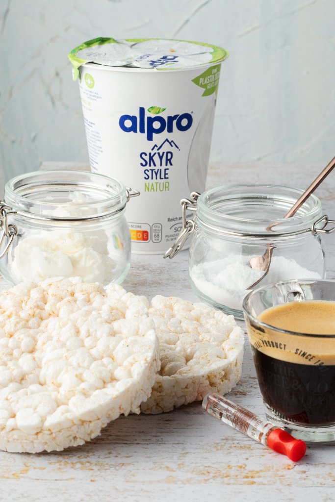 Zutaten für die Fitness Tiramisu Bowl: zwei dicke Reiswaffeln, ein Espresso, Bittermandelaroma, etwas Frischkäse, zu Puderzucker gemixtes Erythrit und Soja Skyr