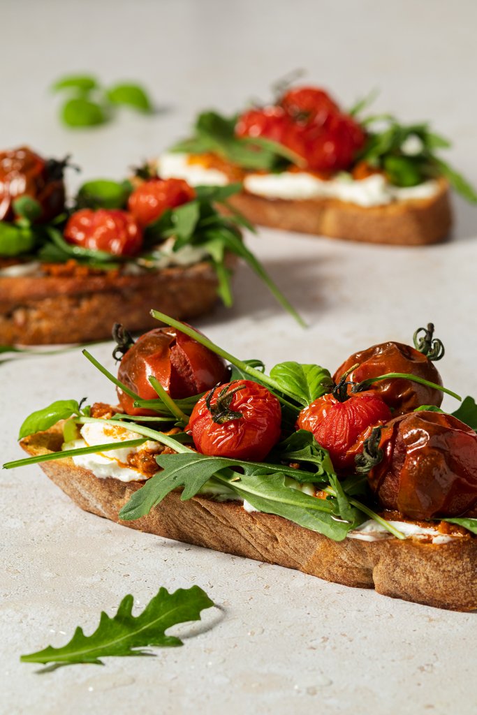 Rezeptserie zum Thema Sommerrezepte mit Tomaten - Bruschetta mal anders mit Ricotta, Pesto, Rucola und ofenger&ouml;steten Kirschtomaten