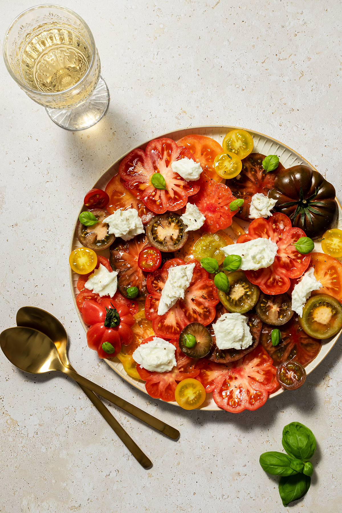 Kooperationen Food Blog, Beispiel aus einer Rezeptserie zum Thema Sommerrezepte mit Tomaten: Tomatensalat mit B&uuml;ffelmozzarella und Wei&szlig;wein dazu