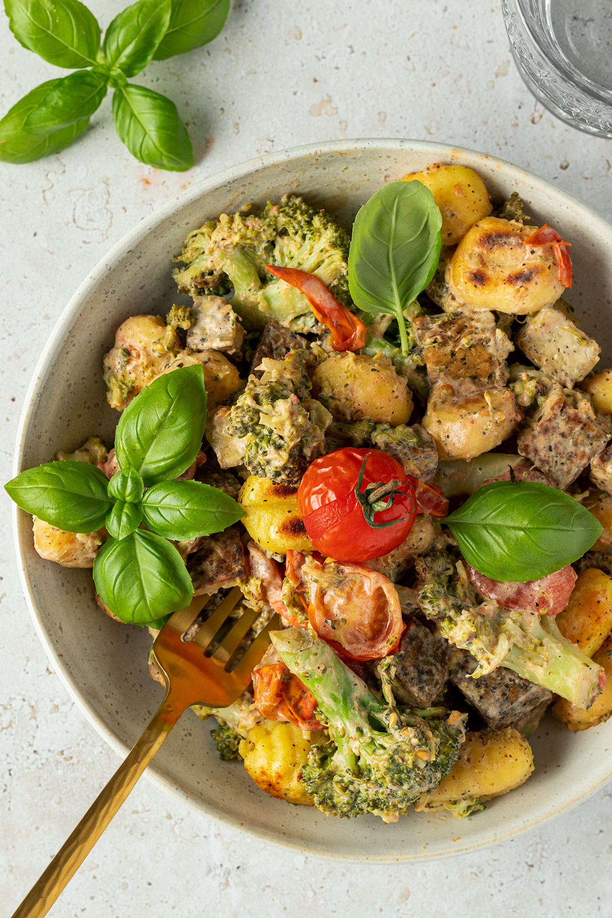 schnelle Gnocchi Pfanne mit Pesto-Frischk&auml;se-So&szlig;e, Tomaten, Brokkoli und frischen Basilikum
