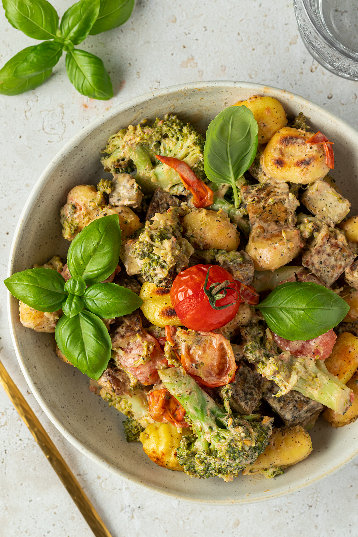 schnelle Gnocchi Pfanne mit Pesto-Frischk&auml;se-So&szlig;e, Tomaten, Brokkoli und frischen Basilikum