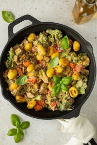 Gusseisenpfanne mit einer schnellen Gnocchi Pfanne mit Pesto-Frischkäse-Soße, Tomaten, Brokkoli und frischen Basilikum