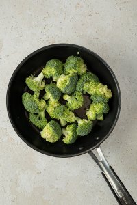 Brokkoliröschen mit etwas Wasser in einer Pfanne