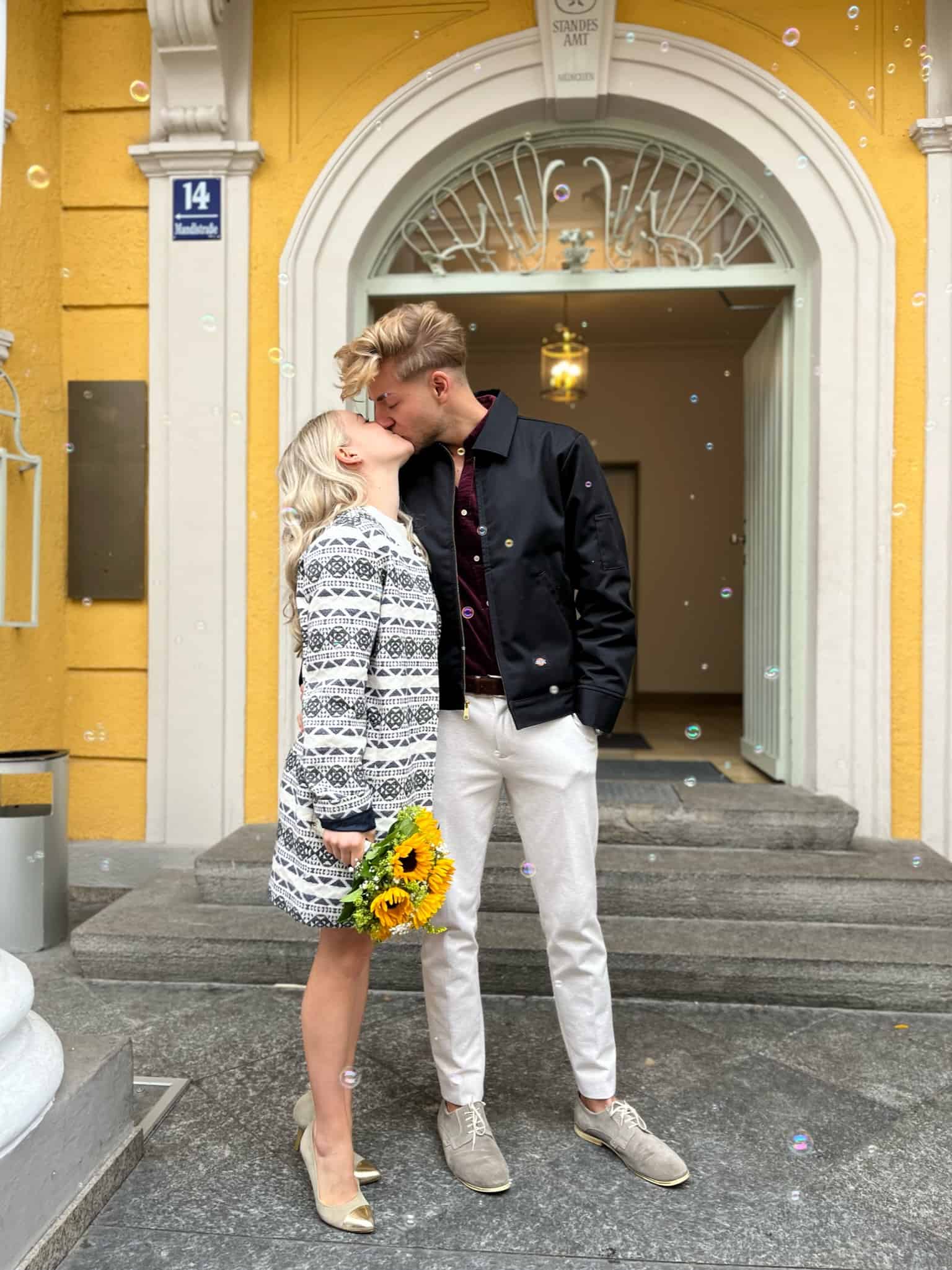 Hochzeitspaar vorm Standesamt M&uuml;nchen.
