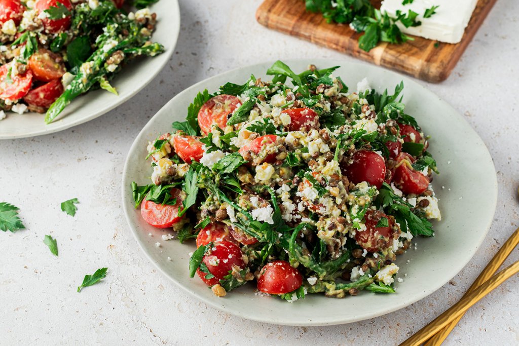 Linsensalat mit Feta, Brokkoli und cremigen Avocado Dressing