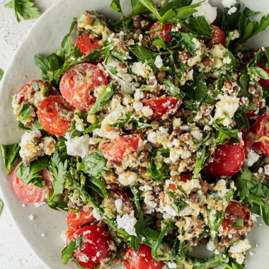 Linsensalat mit Feta, Brokkoli und cremigen Avocado Dressing