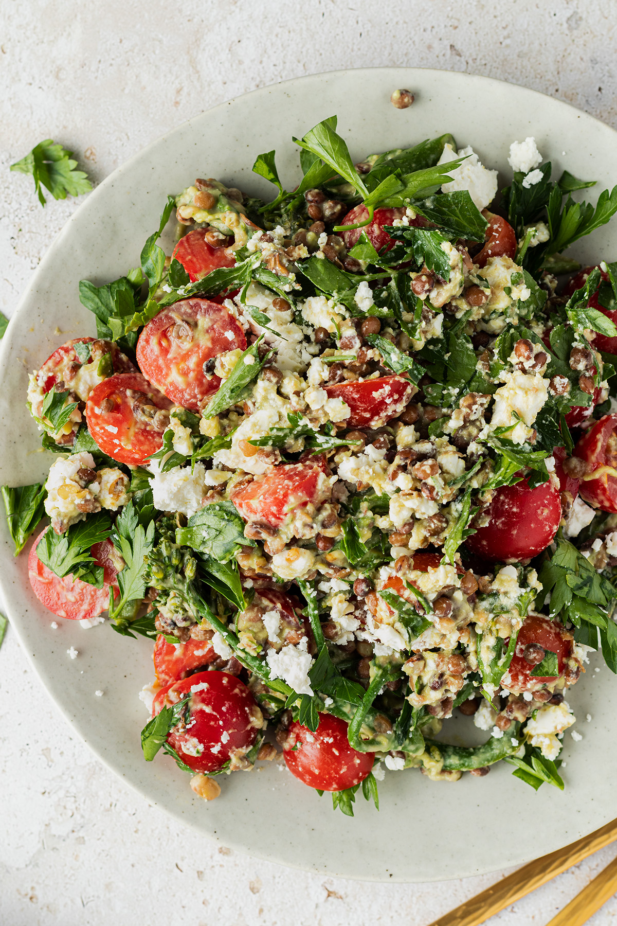 Linsensalat mit Feta, Brokkoli und cremigen Avocado Dressing