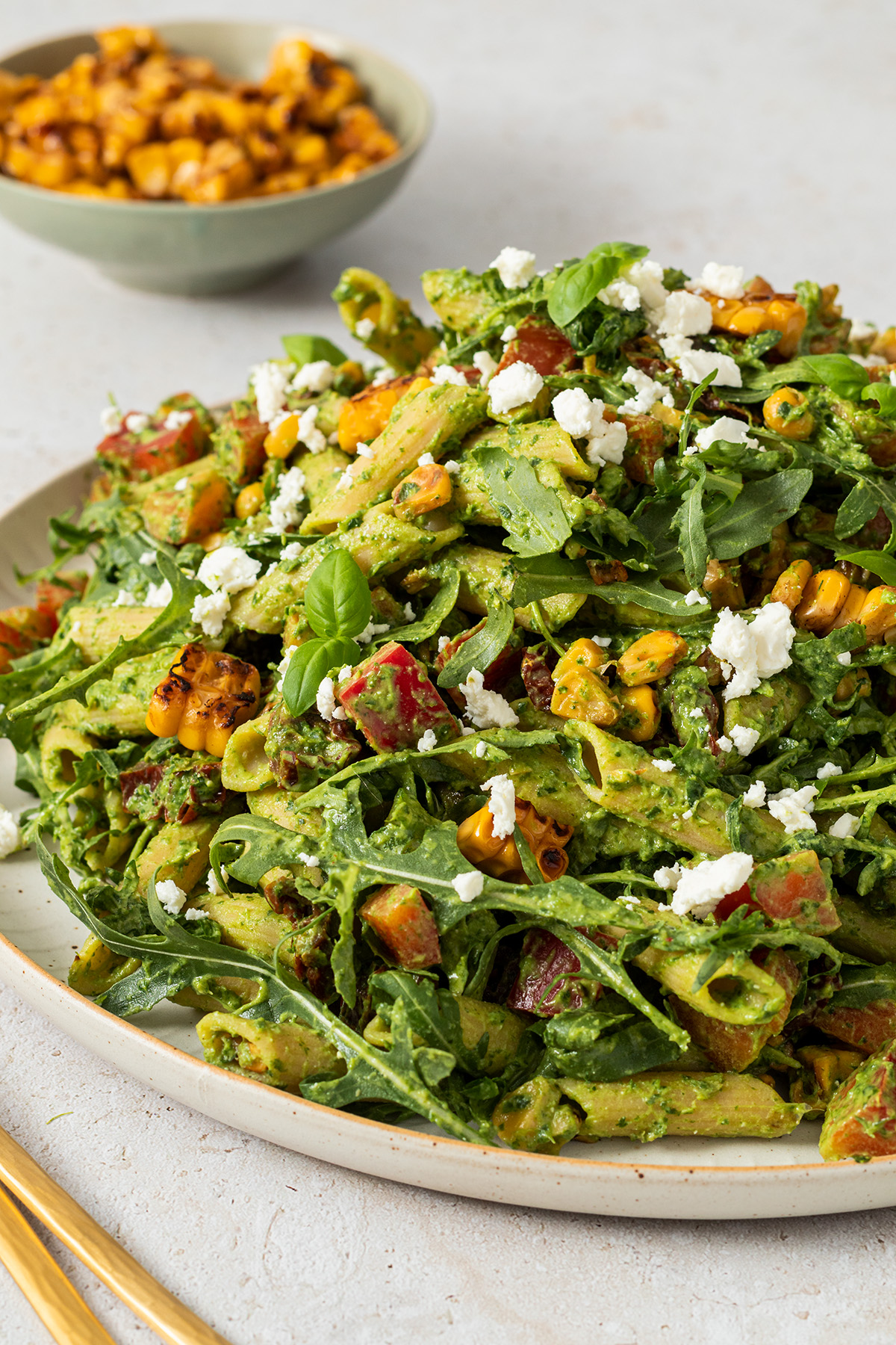 Gro&szlig;e Portion Nudelsalat mit Pesto, Rucola, Maisk&ouml;rnern, Paprika und Feta