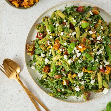 Gro&szlig;e Portion Nudelsalat mit Pesto, Rucola, Maisk&ouml;rnern, Paprika und Feta