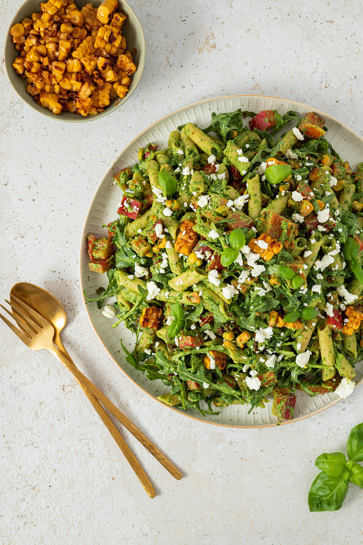 Gro&szlig;e Portion Nudelsalat mit Pesto, Rucola, Maisk&ouml;rnern, Paprika und Feta