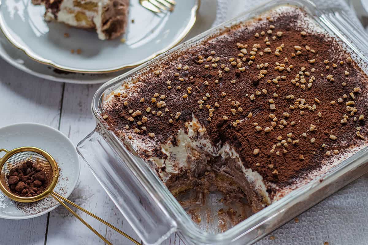 Nutella Tiramisu in einer Glasform, Deko im Bildrand.