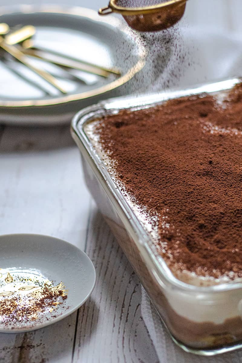 Nutella Tiramisu mit Kakao und Haselnusskrokant serviert