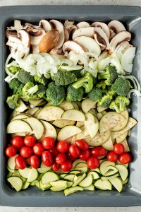 Champignons, Zwiebeln, Brokkoli-R&ouml;schen, Aubergine, Tomaten und Zucchini