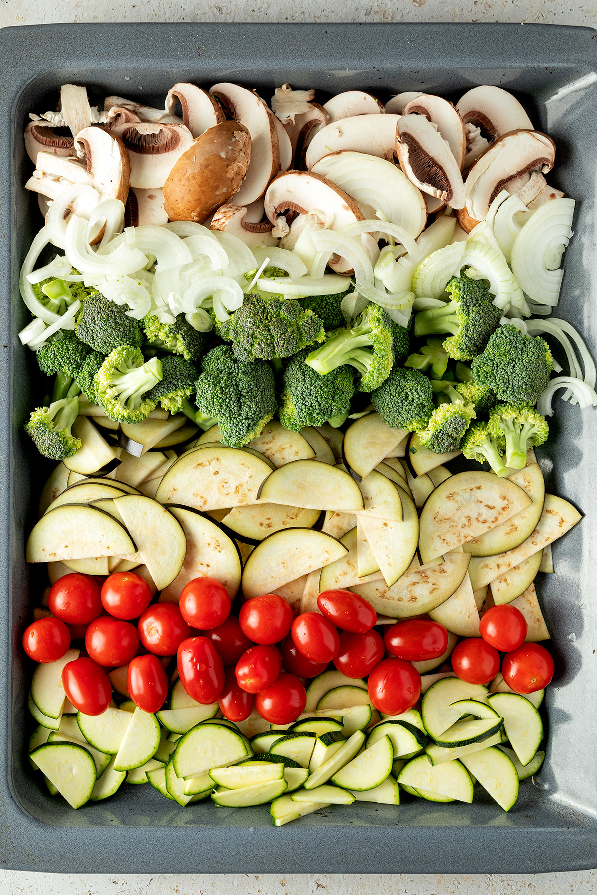 Champignons, Zwiebeln, Brokkoli-R&ouml;schen, Aubergine, Tomaten und Zucchini