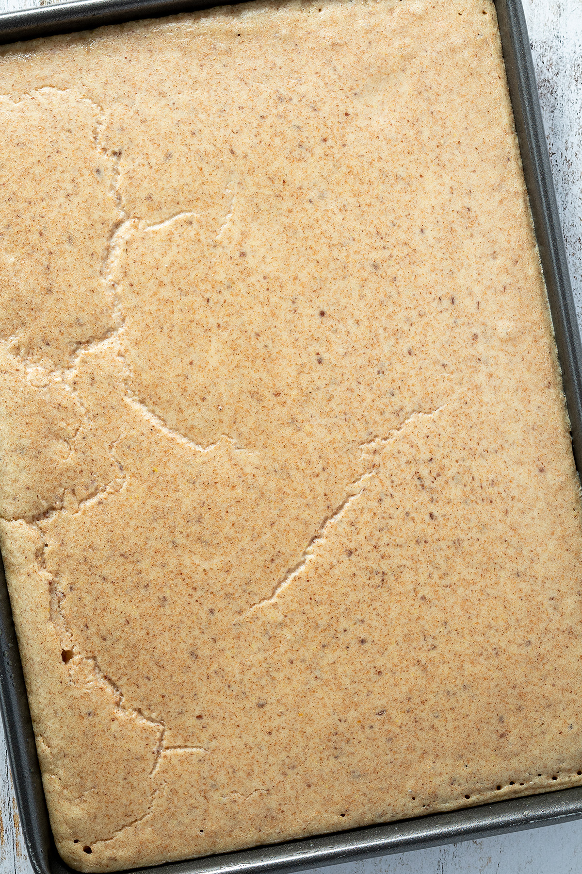 Goldbraun gebackener Ofenpfannkuchen auf einem Blech.