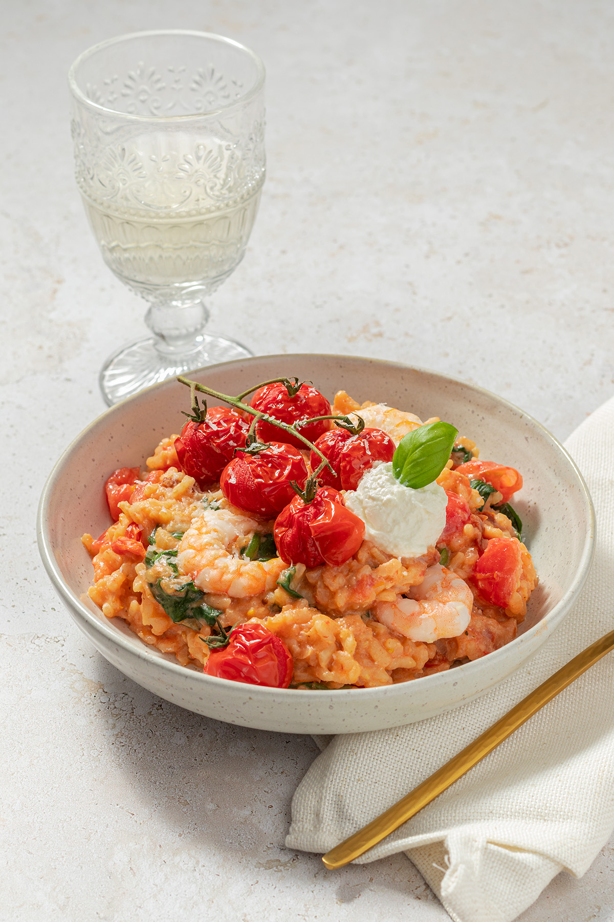 Risotto aus dem Ofen mit Tomaten, Ricotta und Garnelen
