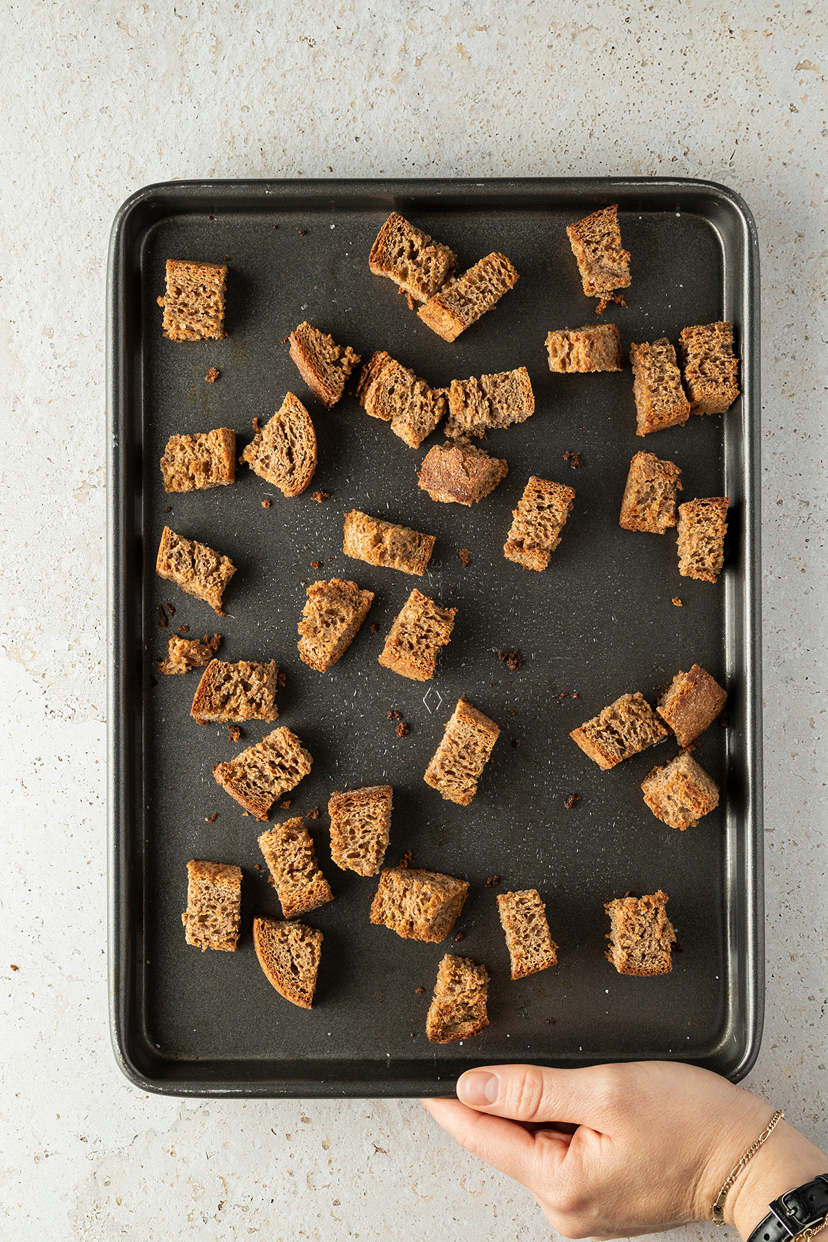 ger&ouml;stete Brotw&uuml;rfel auf einem Backblech