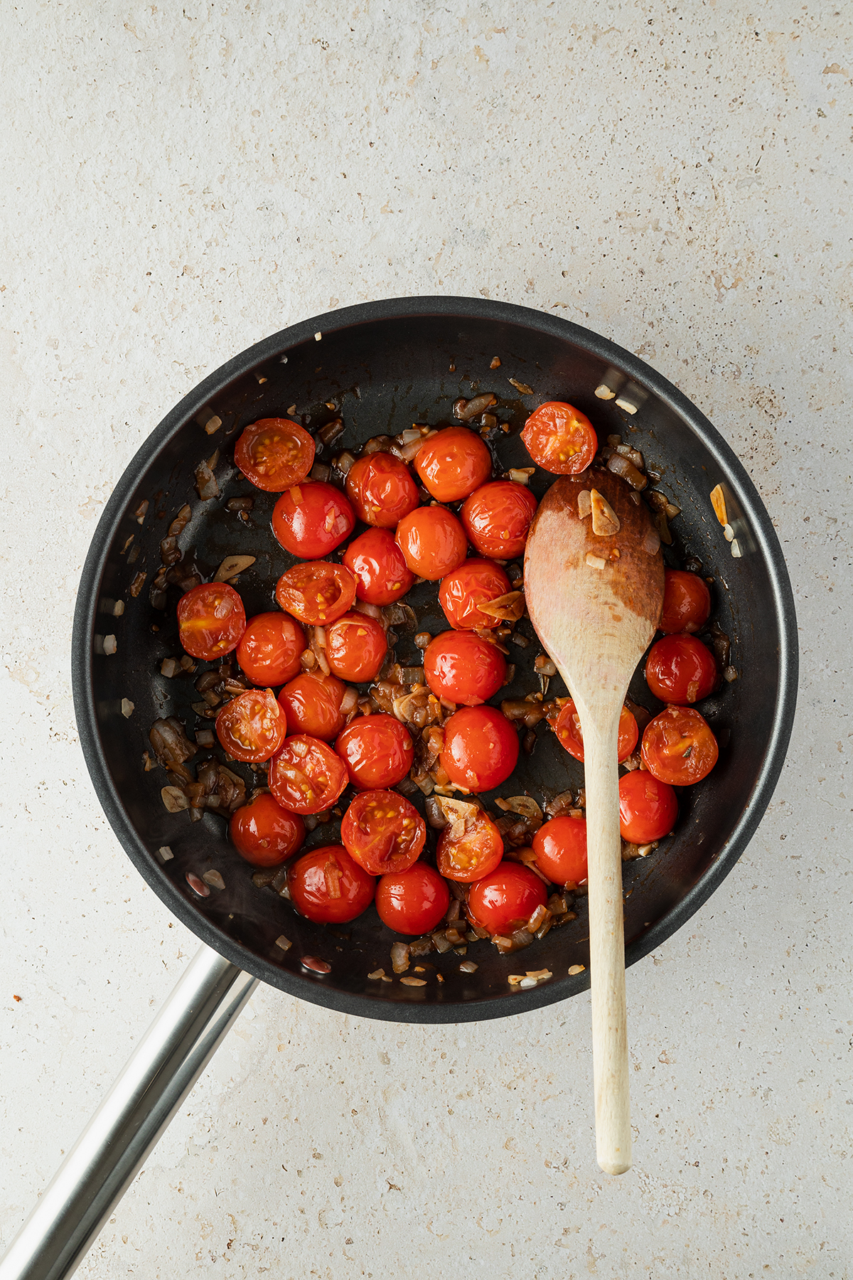 Tomaten-Balsamico-Dressing f&uuml;r den schnellen Brotsalat