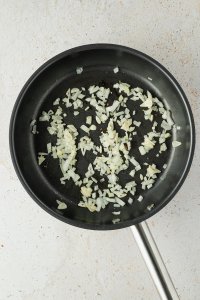 glasig gebratene Schalotten und Knoblauchw&uuml;rfel