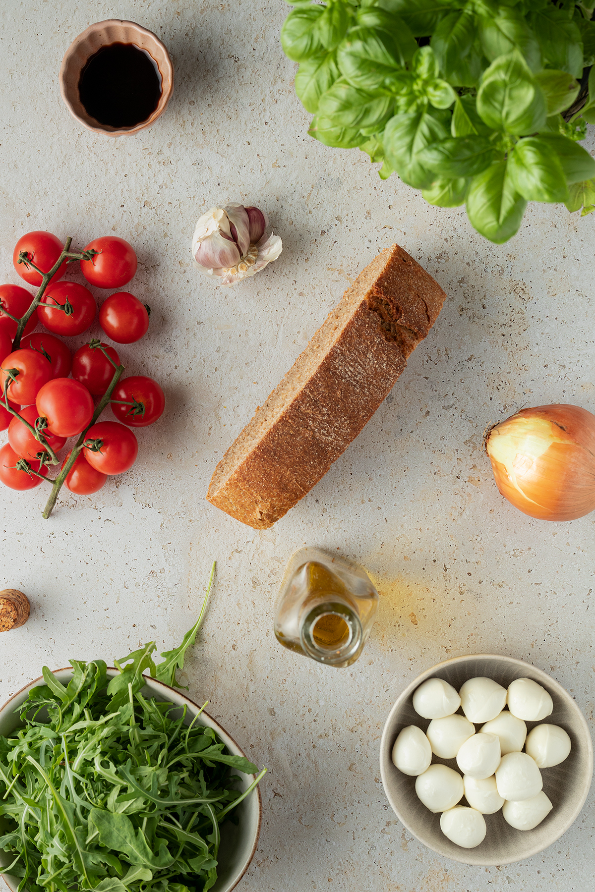 Zutaten f&uuml;r den einfachen Brotsalat