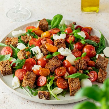 Panzanella - einfacher Brotsalat mit ger&ouml;stetem Brot, Mozzarella, Rucola und Tomaten