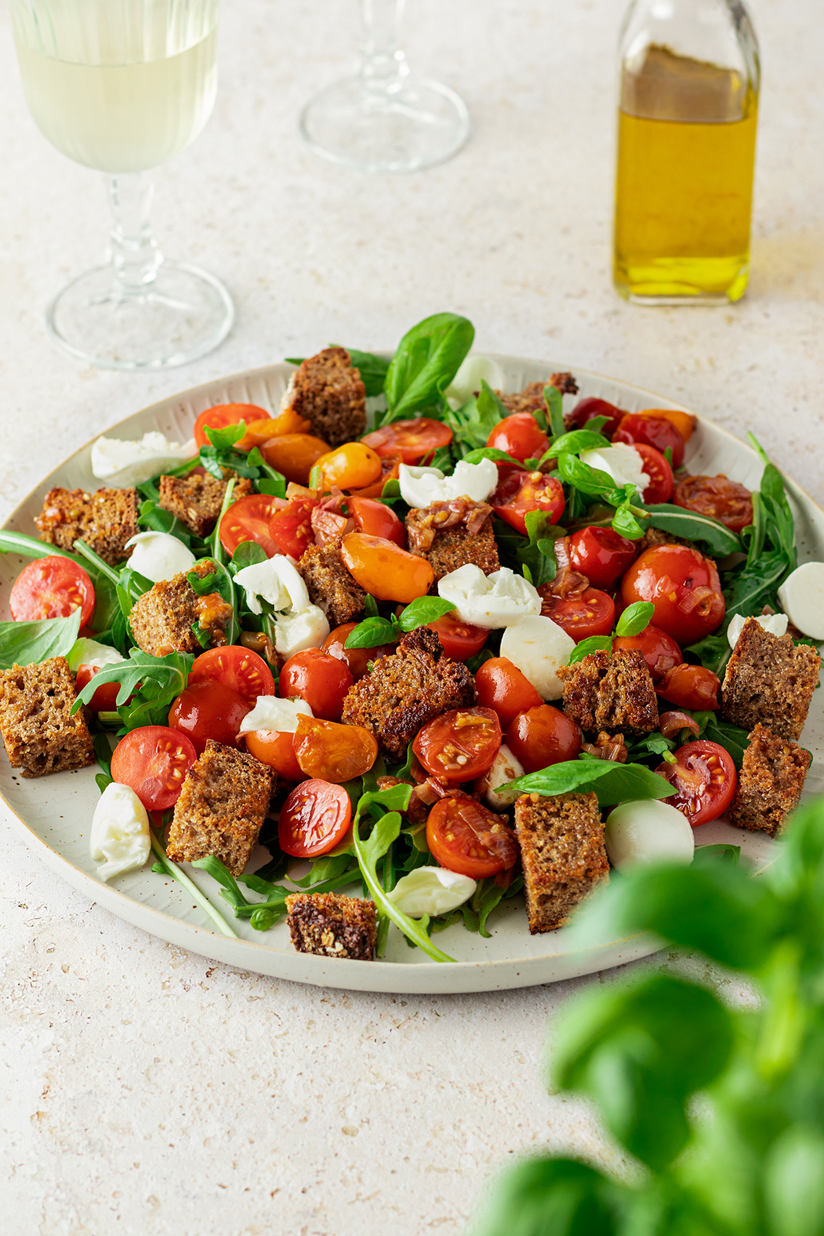 Panzanella - einfacher Brotsalat mit ger&ouml;stetem Brot, Mozzarella, Rucola und Tomaten