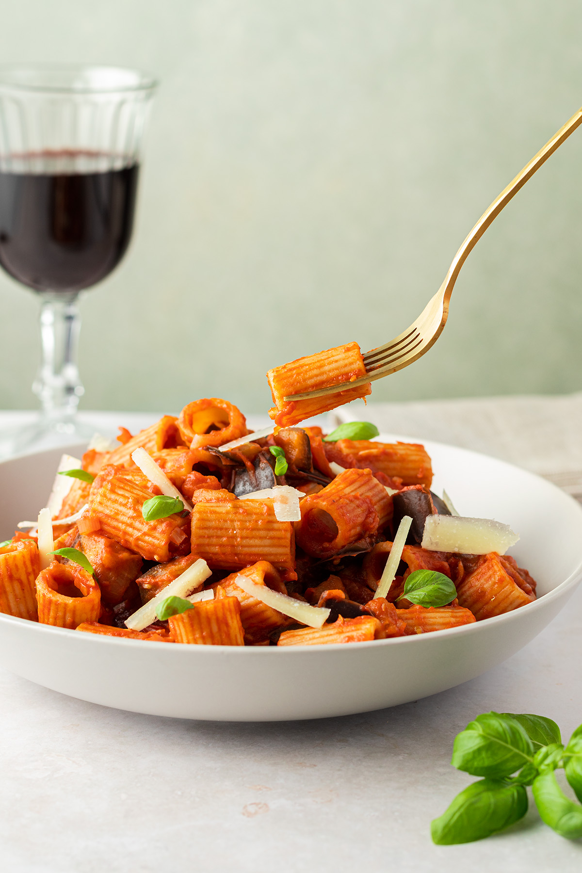 Eine Portion Rigatoni mit Auberginen Tomatensauce