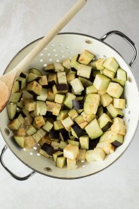 gesalzene Auberginenwürfel in einem Seiher