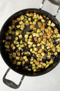 gebratene Auberginen Würfel in einer großen Pfanne