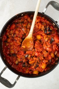 sizilianische Tomatensauce mit Aubergine in einer großen Pfanne