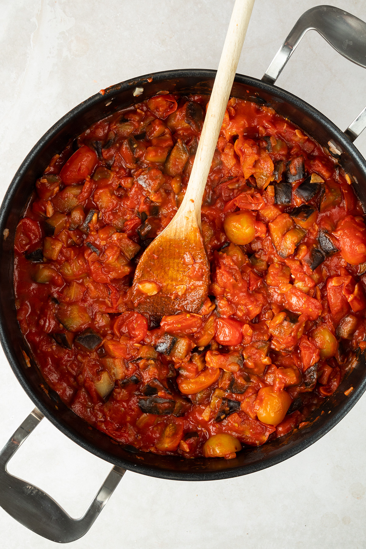 sizilianische Tomatensauce mit Aubergine in einer großen Pfanne