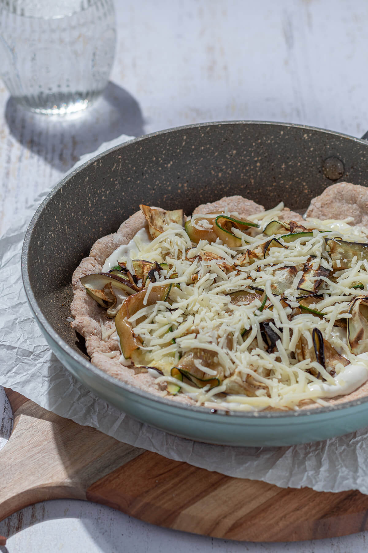 Pfannenpizza wurde mit Toppings belegt.