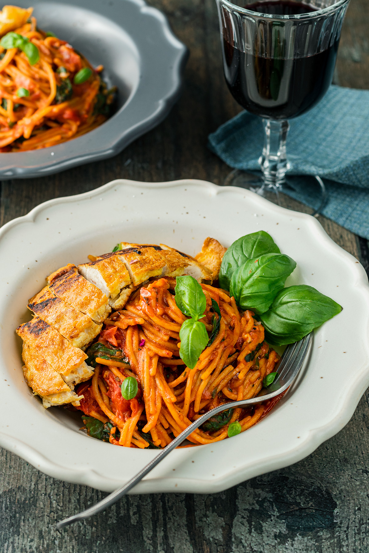 Hähnchenbrust Piccata Milanese serviert mit einfachen One Pot Spaghetti und einem Glas Rotwein