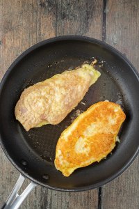 Die Hähnchenbrust Piccata Schnitzel werden in einer beschichteten Pfanne goldbraun angebraten