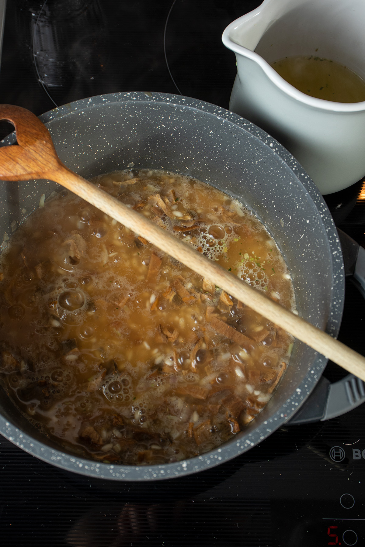 Risotto während dem Kochen auf dem Herd.