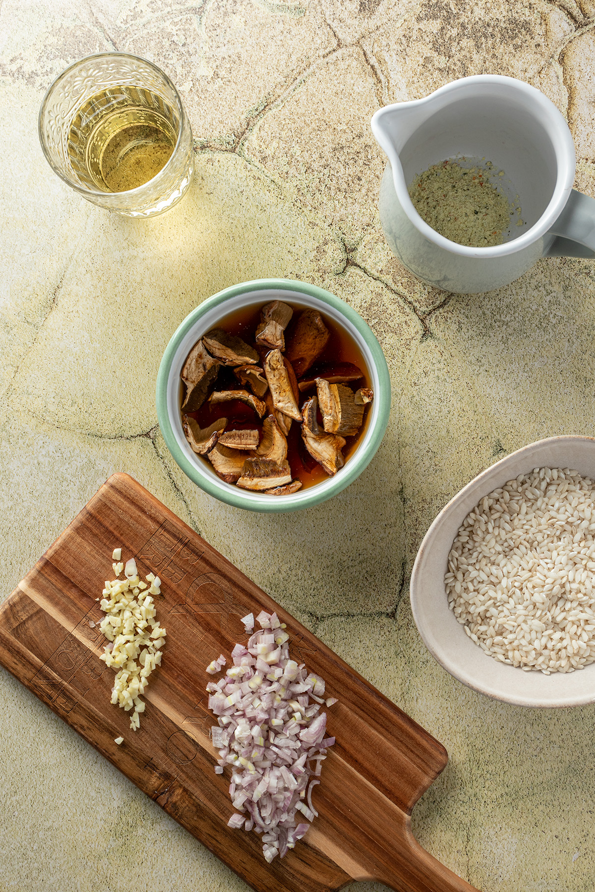 Vorbereitete Zutaten für ein Steinpilzrisotto.