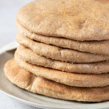 Fluffige Pita Brote aufeinander gestapelt